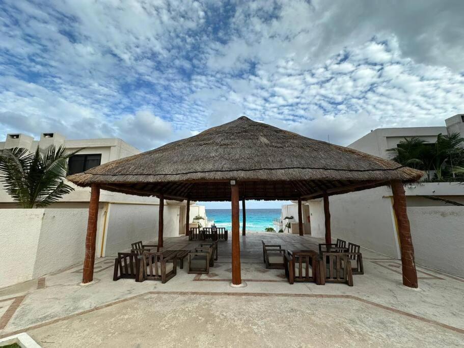 Amazing Beachfront Apartment แคนคูน ภายนอก รูปภาพ